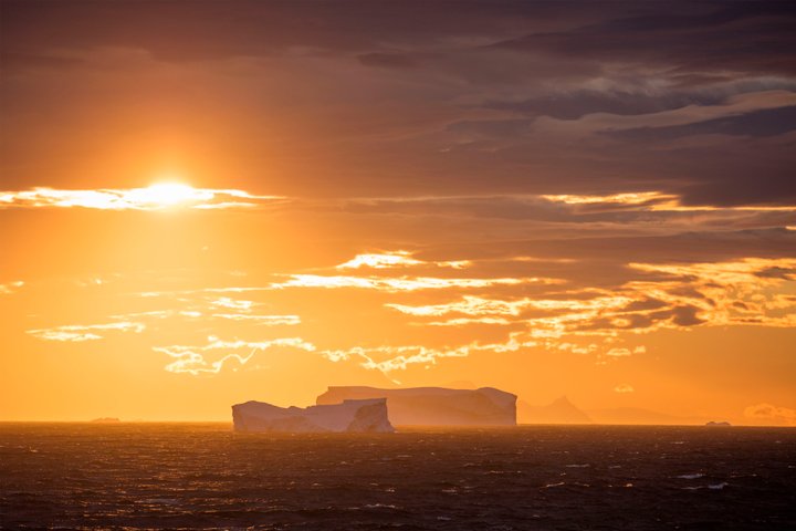 Antarctic_Sunset_©_Holger_Leue_Poseidon_Expeditions