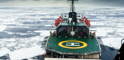 Helicopter_landing_MV_Ortelius_Ross_Sea_Antarctica_©_Toine_Hendriks_Oceanwide_Expeditions