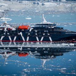 Magellan_Explorer_Zodiac_Ice_©_Ana_Carla_Martinez_Antarctica21