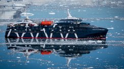 Magellan_Explorer_Zodiac_Ice_©_Ana_Carla_Martinez_Antarctica21