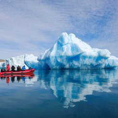 Groenland_2022_Zodiac_Eisberg_©_Martin_Zwick_Naturfotografie