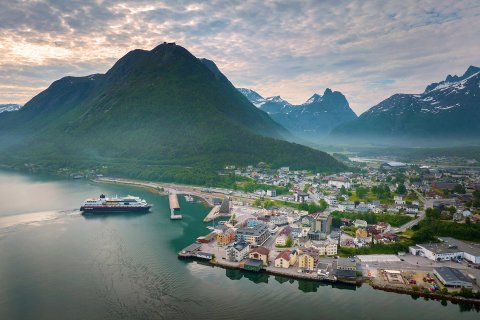 Norway_andalsnes_HGR_164010_©_Espen_Mills_Hurtigruten