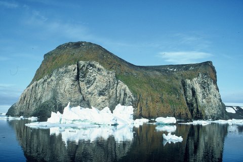 Rubini_Rock_Hooker_Island_Franz_Josef_Land_©_Ko_de_Korte_Oceanwide_Expeditions