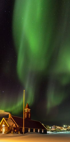 Nordlicht ueber der Stadt und der Zionskirche. Die Stadt Ilulissat an der Disko Bucht in Westgroenland_©_Martin_Zwick_Naturfoto