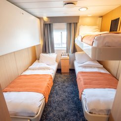 Triple_Cabin_312_MS_Quest_©_Eirik_Gronningaet_Arktis_Tours