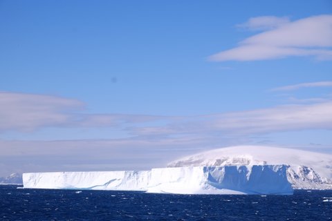 Tabular_iceberg_in_Erebus_Terror_Gulf_©_Cecilia_Vanman_Oceanwide_Expeditions