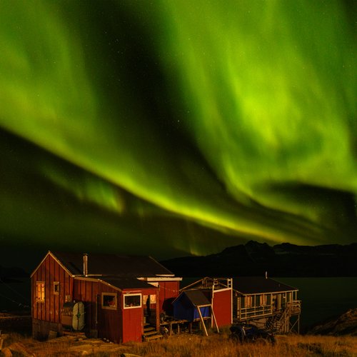 Groenland_Nordlicht_ueber_Haus_in_Kummiit_©_Martin_Zwick_Naturfoto