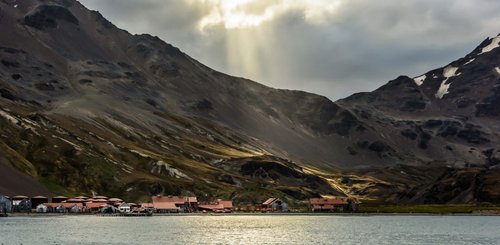 Light_over_Stromness_Whaling_Station_©_Barry_Dench_Oceanwide_Expeditions