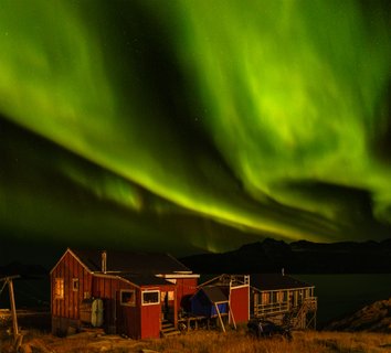 Groenland_Nordlicht_ueber_Haus_in_Kummiit_©_Martin_Zwick_Naturfoto