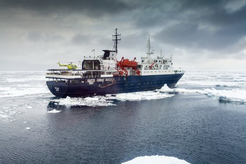 Helicopter_MV_Ortelius_Ross_Sea_Antarctica_©_Toine_Hendriks_Oceanwide_Expeditions