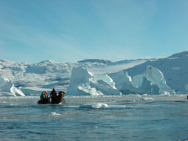 Zodiac_cruise_Scoresbysund_©_Florian_Piper_Oceanwide_Expeditions