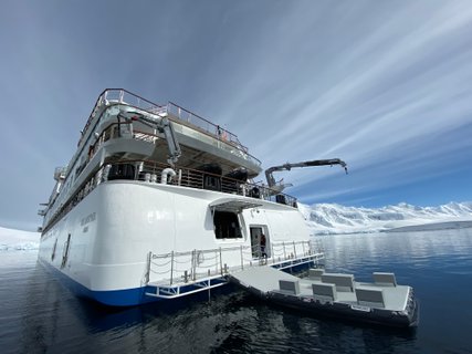 Greg_Mortimer_Activity_Platform_©_Scott_Portelli_Aurora_Expeditions