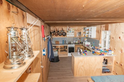 Ice_Camp_Greenland_Living_Kitchen_Greenland_©_Sven_Gust_Northern_Explorers