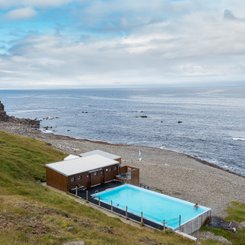 Das Schwimmbad von Krossnes (Krossneslaug). Die Westfjorde (Vestfirdir) von Island_©_Martin_Zwick_Naturfoto