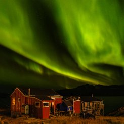 Groenland_Nordlicht_ueber_Haus_in_Kummiit_©_Martin_Zwick_Naturfoto