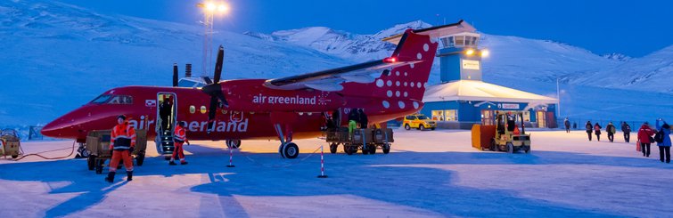 Air Greenland Dash-7. Der Flughafen von Qaarsut bei Uummannaq im Winter im Nordwesten Groenlands_©_Martin_Zwick_Naturfoto