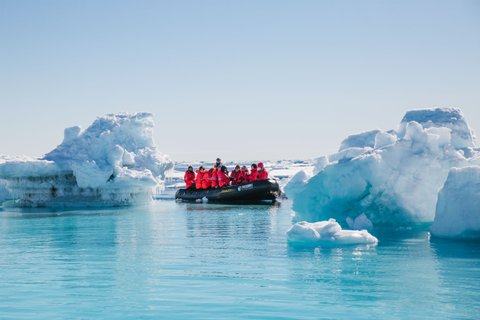 Zodiac_Cruise_Svalbard_©_John_Bozinov_Poseidon_Expeditions