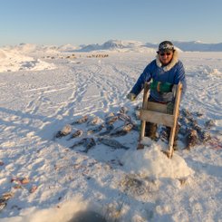 Fischer mit gefangenem Heilbutt auf dem Eis der Melville Bay, Teil der Baffin Bay, im hohen Norden Groenlands_©_Martin_Zwick_Naturfoto